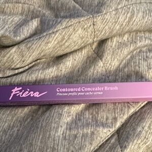 Contoured Concealer Brush - Purple